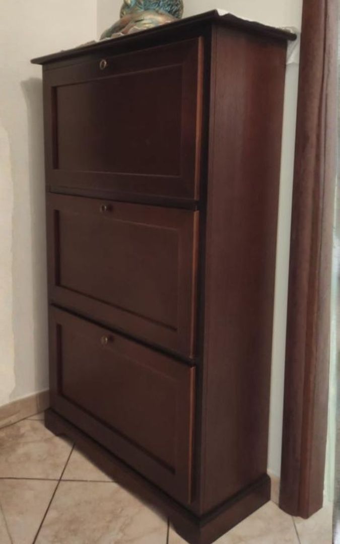 Scarpiera classica in noce scuro, perfetta per arredare l'ingresso con eleganza.